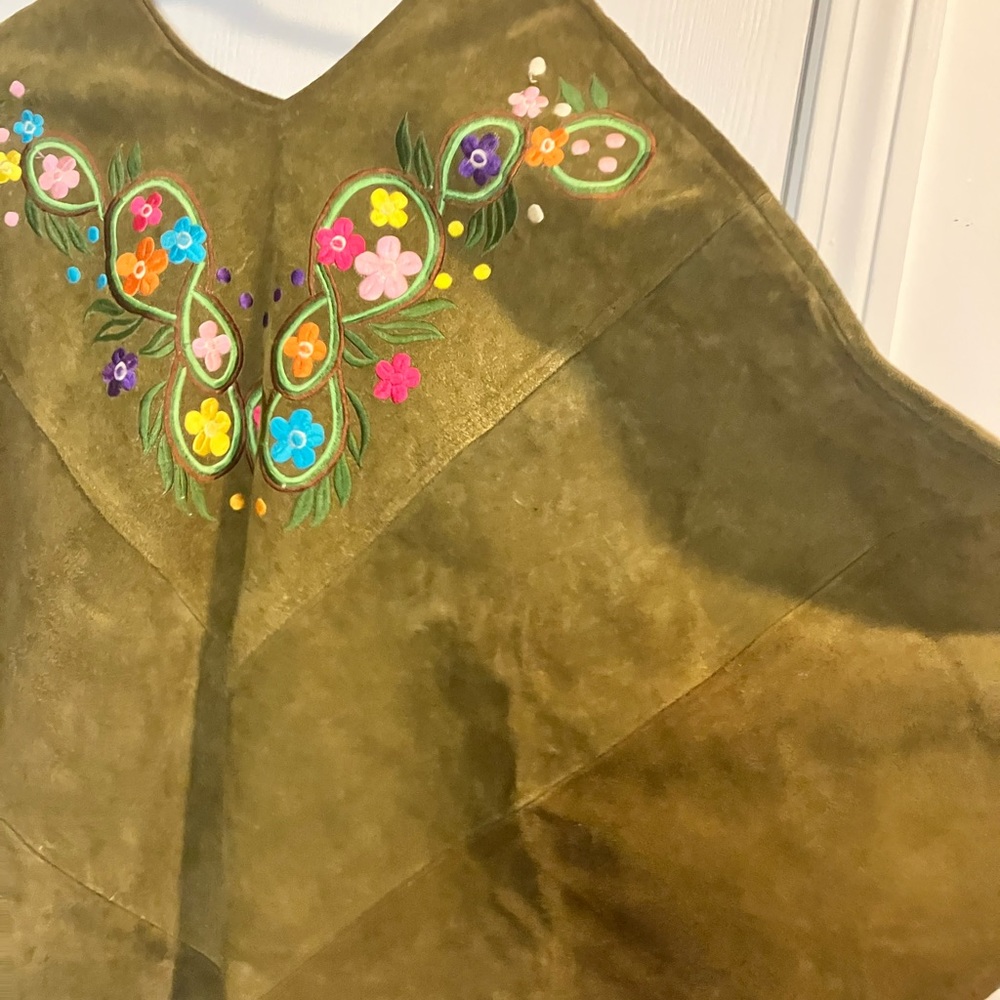 Vintage Sears & Roebuck olive green poncho with beautiful embroidered flowers - Picture 3 of 5